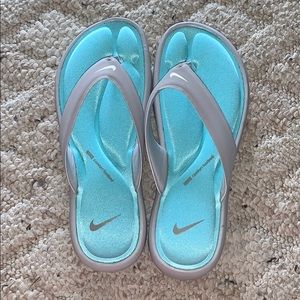 •NIKE COMFORT FOOTBED SANDALS•